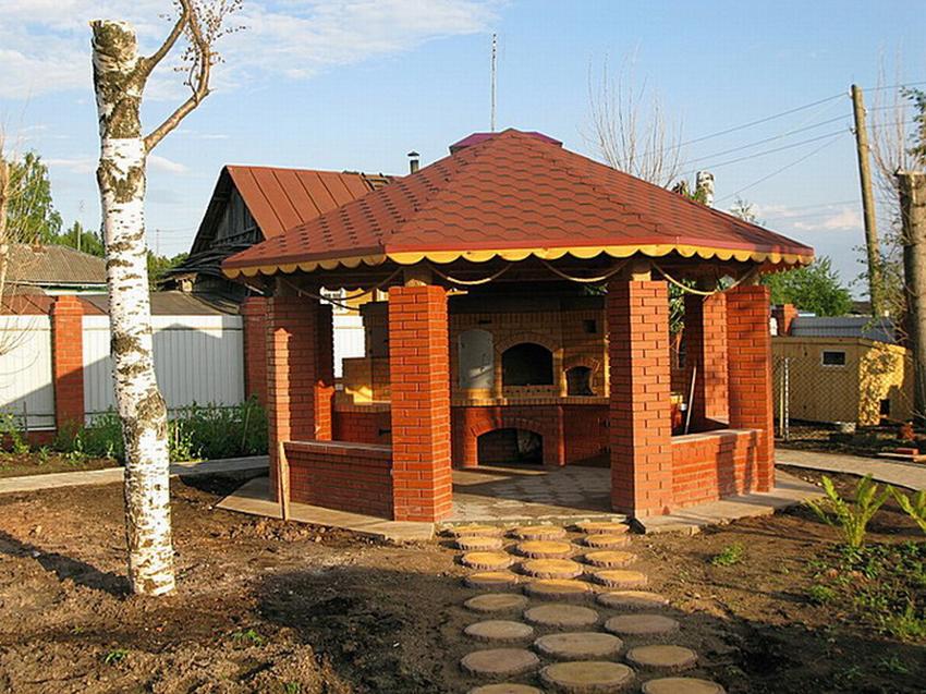 Беседка из кирпича с мангалом